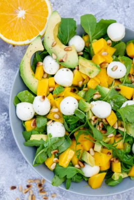 Rucola-Mango-Salat mit Avocado und Orangen-Dressing