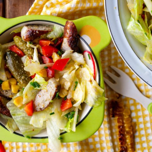 Bratwurstsalat mit Gurke, Paprika und Mais in der Kinder-Schüssel