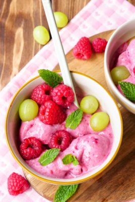 Gesundes Eis mit Himbeeren und Banane