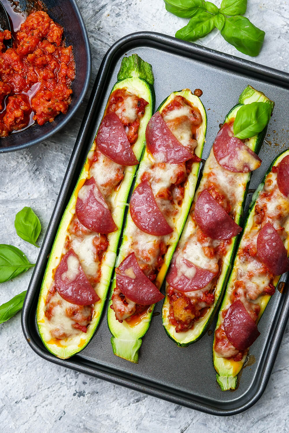 Gefüllte Pizza-Zucchini mit Salsiccia - ein schnelles Low Carb Rezept