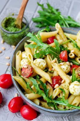 Nudelsalat mit Pesto, Mozzarella, Tomaten, Rucola und Pinienkernen