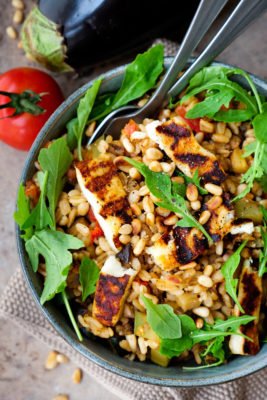 Auberginensalat mit Halloumi, Zucchini, Pinienkernen, Tomaten und Rucola