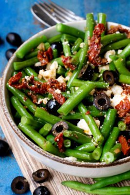 Grüner Bohnensalat mit getrockneten Tomaten, Feta und schwarzen Oliven