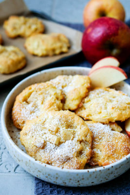 Apfel-Quark-Taler mit Puderzucker auf dem Teller