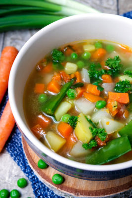 Frühlingssuppe mit Kartoffeln in der Schüssel