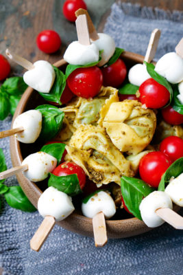 Tortellini-Spieße mit Tomaten, Mozzarella und Pesto