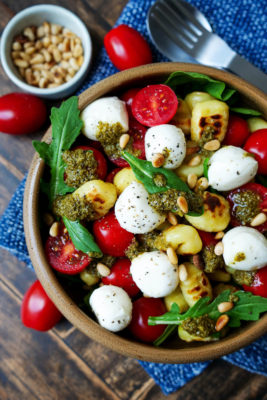 Gnocchisalat mit Rucola, Mozzarella, Tomaten und Pesto