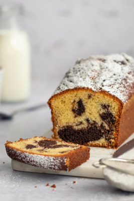 Marmorkuchen in der Kastenform gebacken mit Puderzucker