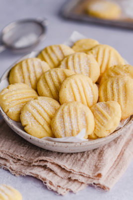 Puddingplätzchen mit Vanillepudding und Puderzucker in der Schüssel