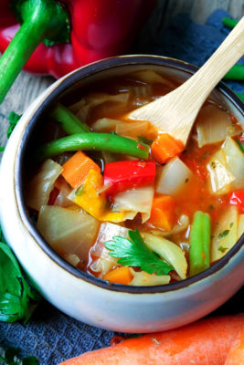 Kohlsuppe mit Weißkohl, Bohnen Paprika und Möhren