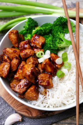 Chicken Teriyaki mit Reis, Brokkoli und Frühlingszwiebeln