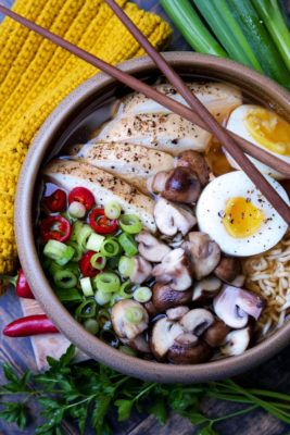 Japanische Nudelsuppe mit Eiern, Hähnchen, Pilzen und Ramen-Nudeln