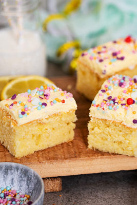 Konfettikuchen mit Frosting und bunten Streusel