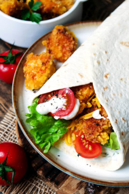 Wraps mit knusprigen Hähnchen Nuggets und Salat gefüllt