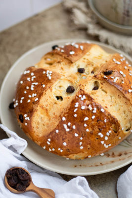 Osterbrot mit Rosinen und Hagelzucker