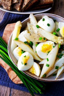 Bester Spargelsalat mit Ei und Schnittlauch