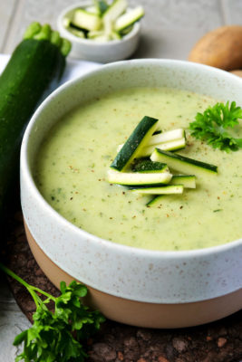 Selbstgemachte Zucchinisuppe in der Schüssel