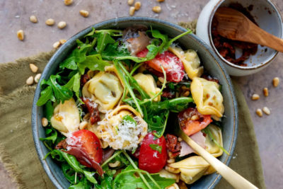 Tortellinisalat mit Schinken, Tomaten und Rucola