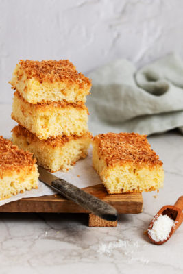 Buttermilchkuchen mit Kokos in Stücke geschnitten