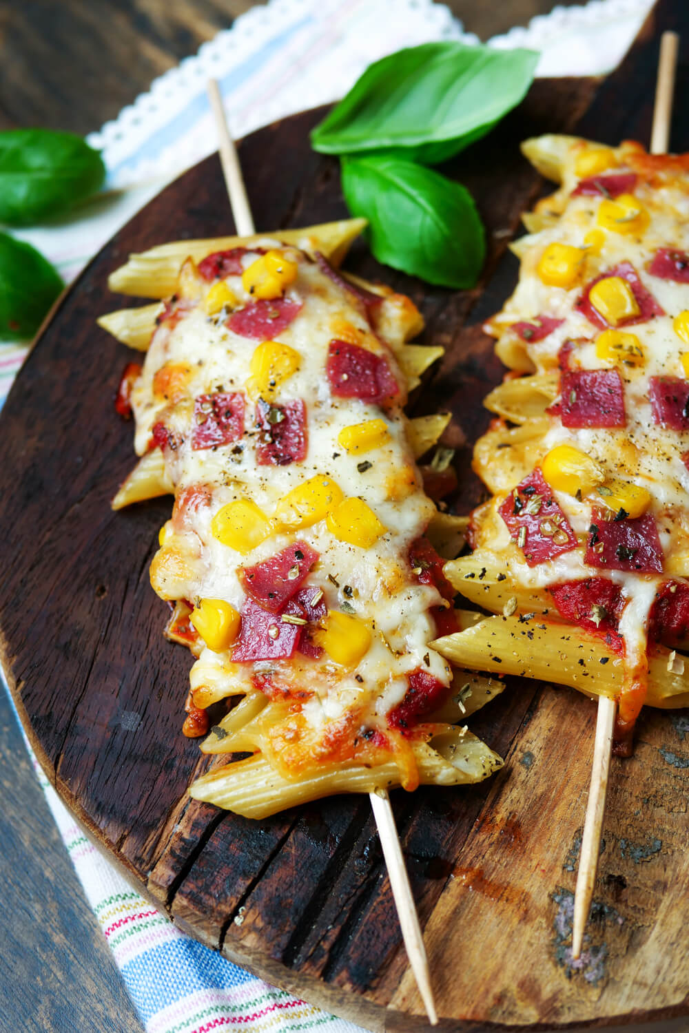 Pizza-Pasta-Sticks mit Mais, Salami und Käse