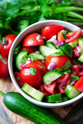 Tomaten-Gurken-Salat mit roter Zwiebel und Dressing