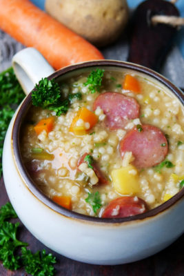 Graupensuppe mit Gemüse, Kartoffeln und Mettwurst