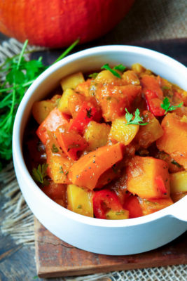 Kürbisgulasch mit Kartoffeln, Paprika und roter Zwiebel