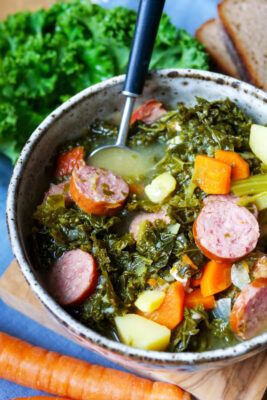 Grünkohlsuppe mit Kartoffeln, Mettenden, Kassler und Möhren