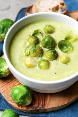 Rosenkohlsuppe in der Schüssel