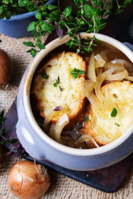 Zwiebelsuppe nach französischer Art