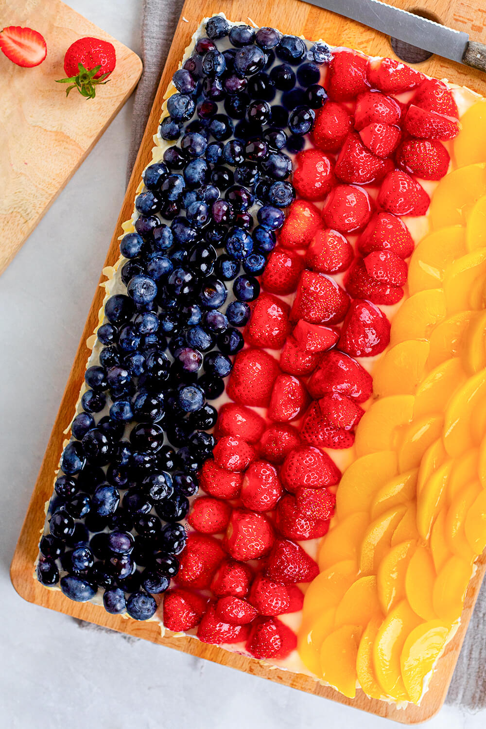 Obstkuchen für die Fußball-EM auf hellem Untergrund.