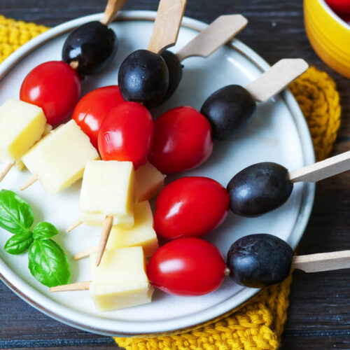 Deutschland-Spieße für Fußball-EM mit Oliven, Tomaten und Käse