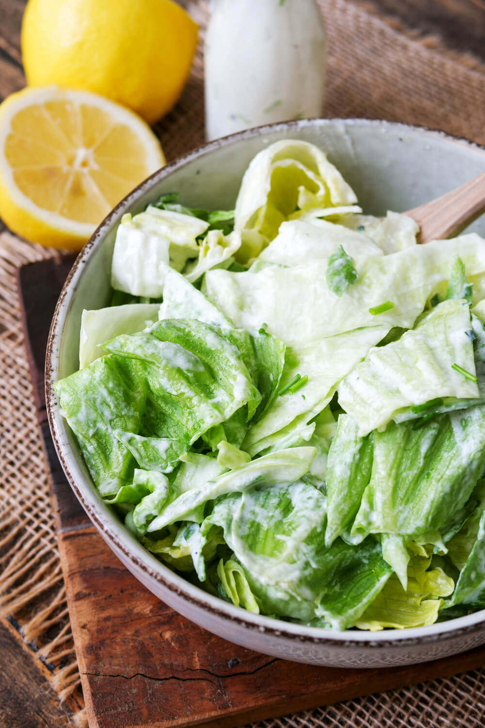 Eisbergsalat in einer Schale mit Holzlöffel