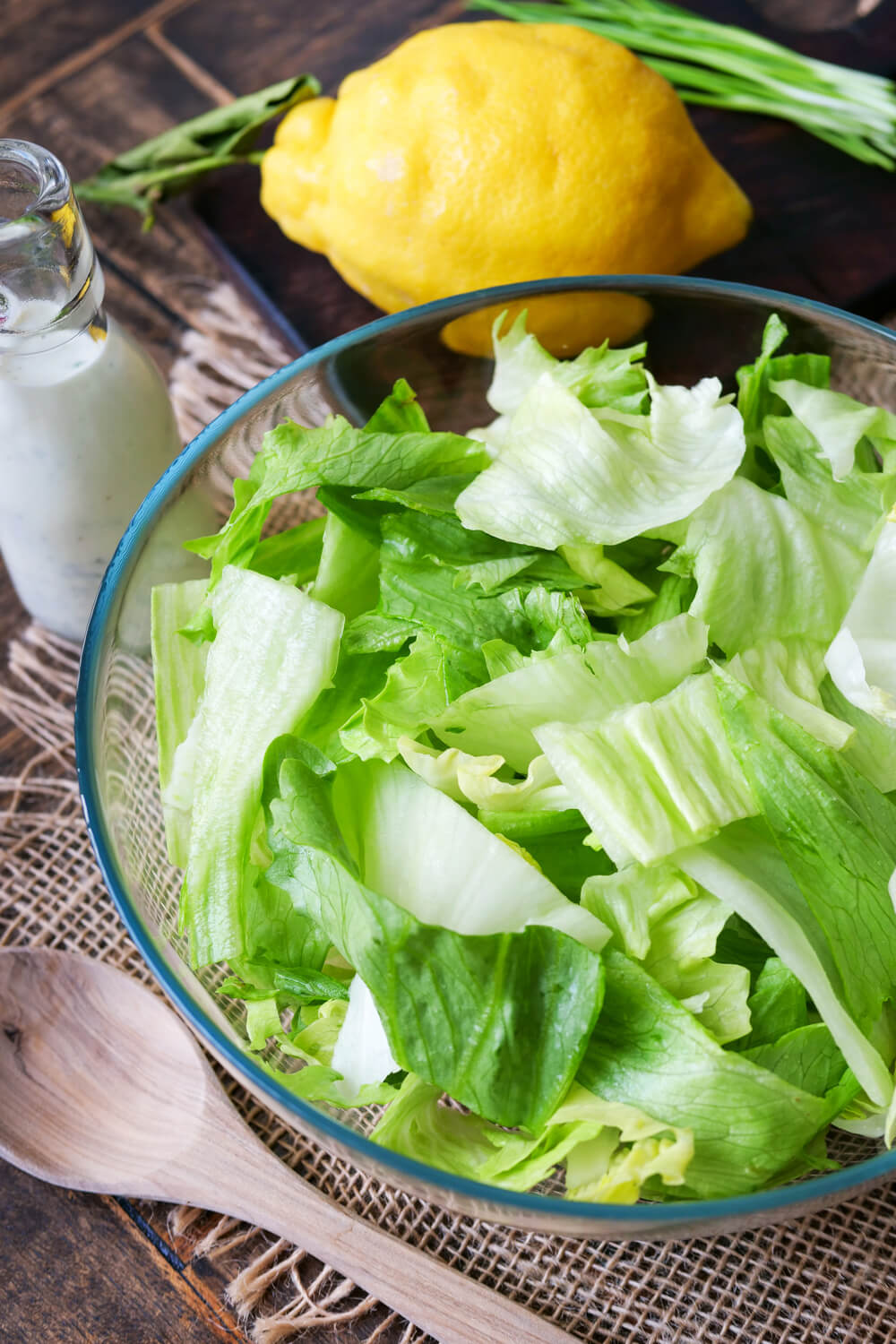 Geschnittener Eisbergsalat in einer Salatschale.