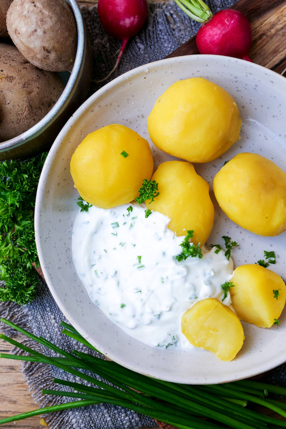 Kartoffeln mit Quark auf einem Teller angerichtet.