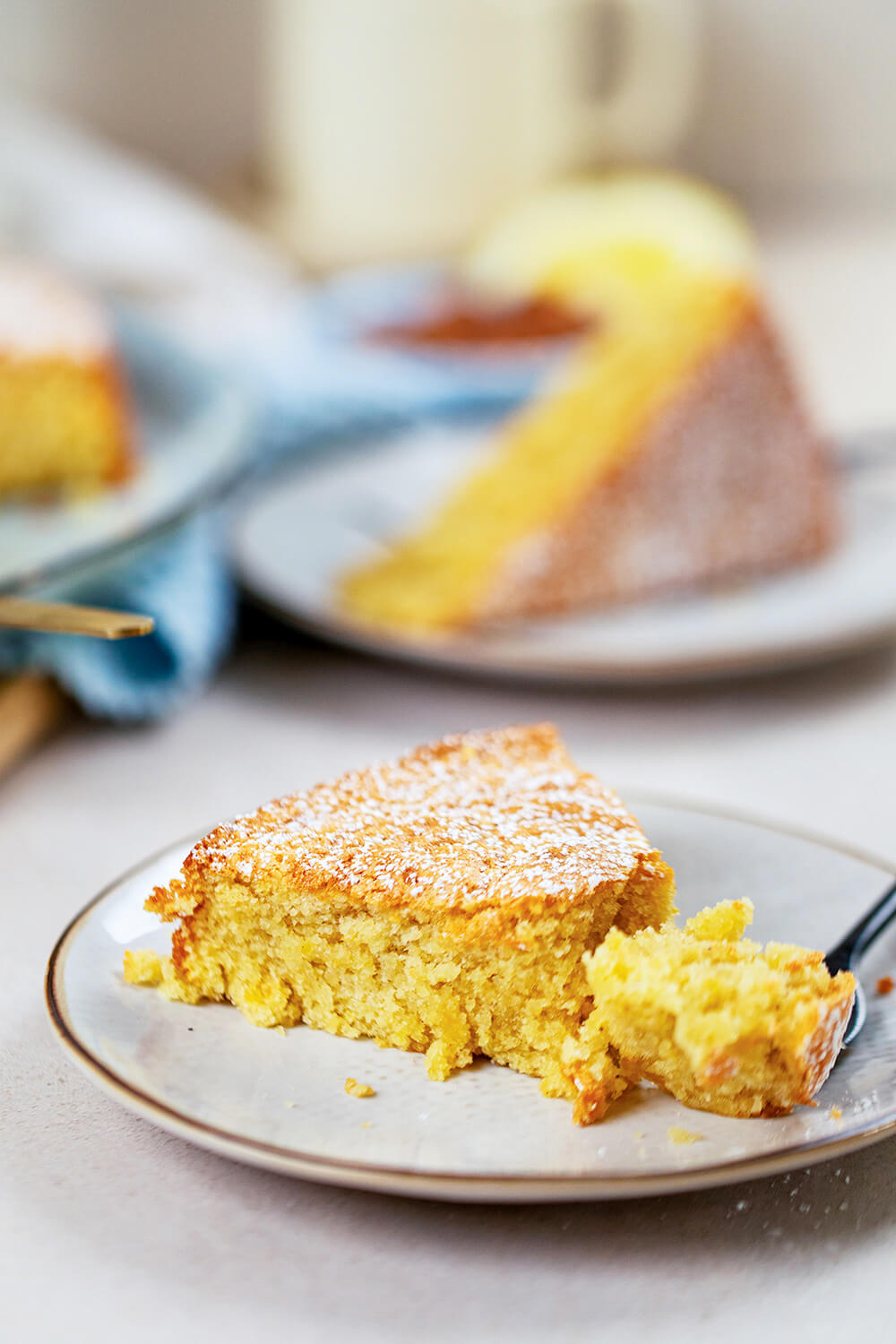 Ein Stück spanischer Mandelkuchen mit Gabel auf einem Kuchenteller.