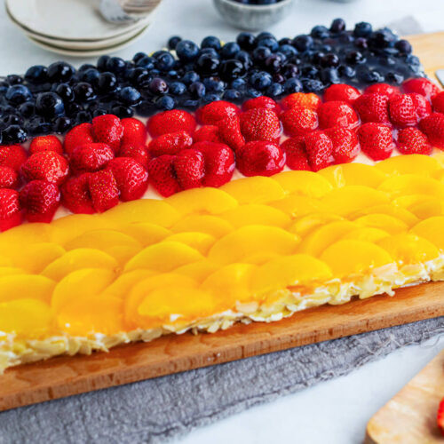 Obstkuchen für die Fußball-EM auf einem Holzbrett.