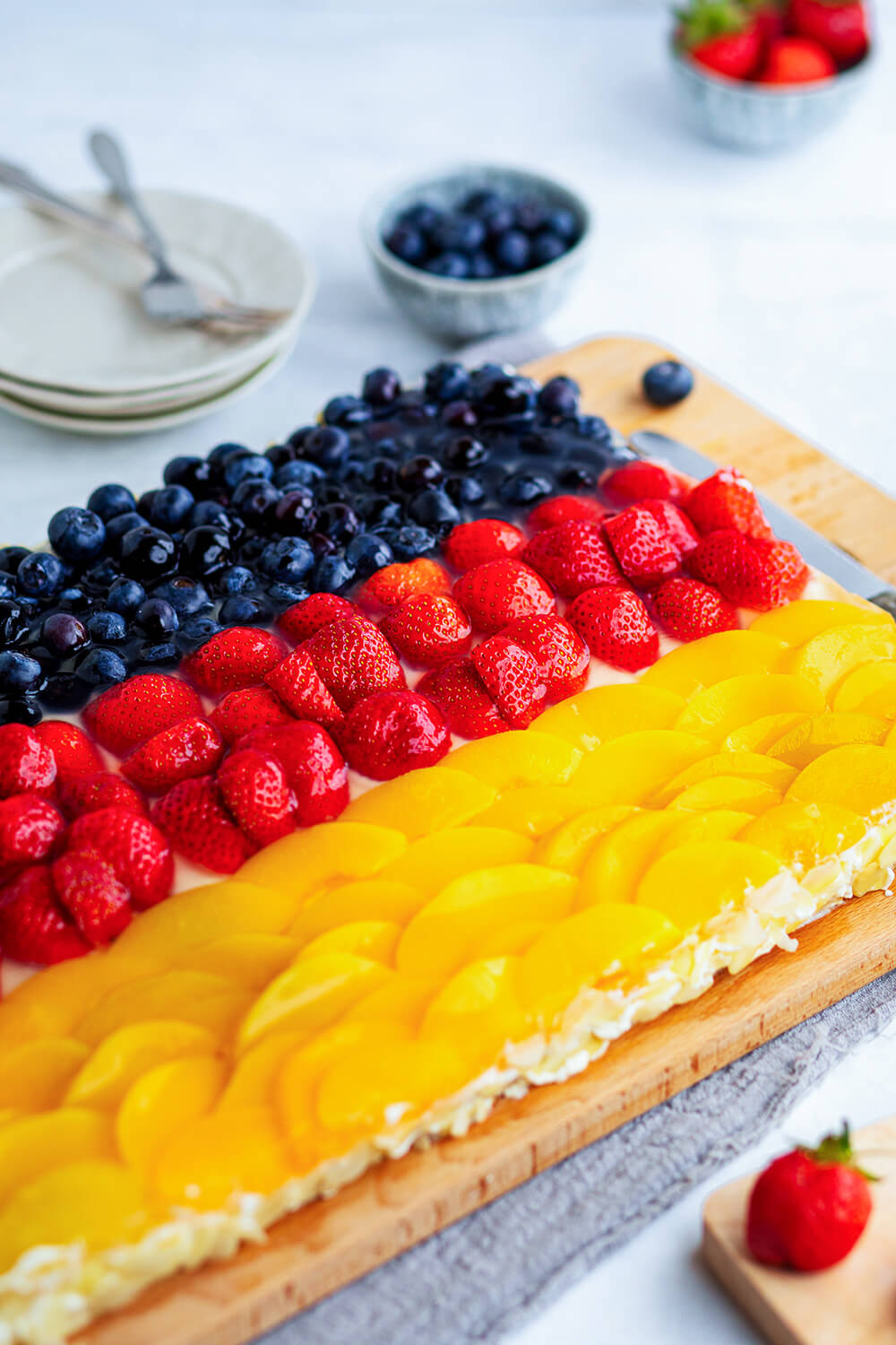 Obstkuchen für die Fußball-EM auf einem Holzbrett.