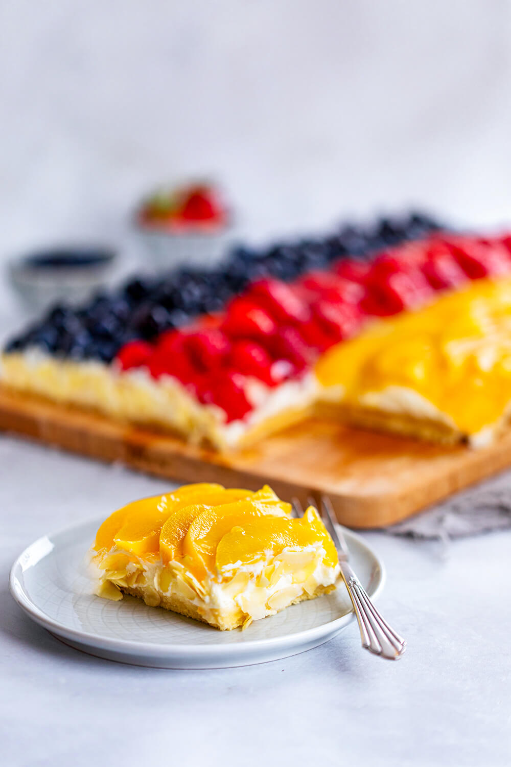 Ein Stück Obstkuchen für die Fußball-EM auf einem Teller mit angelegter Gabel.