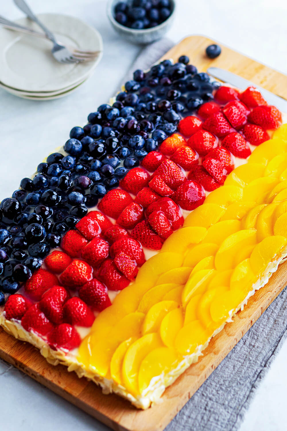 Obstkuchen für Fußball-EM im Deutschland-Look auf einem Holzbrett.