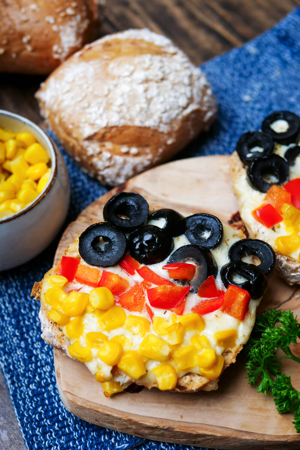 Pizzabrötchen für die Fußball-EM auf einem Holzbrettchen.