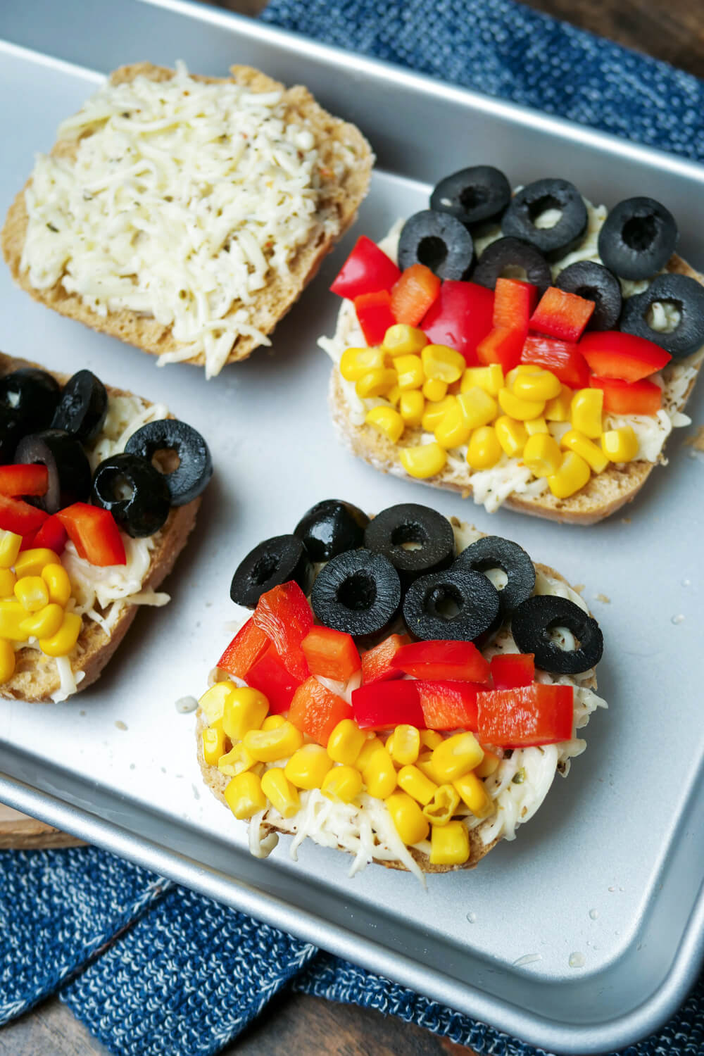 Pizzabrötchen für die Fußball-EM auf einem Backblech.