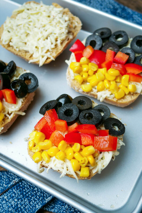 Diese Pizzabrötchen für Fußball-EM auf einem Blech.