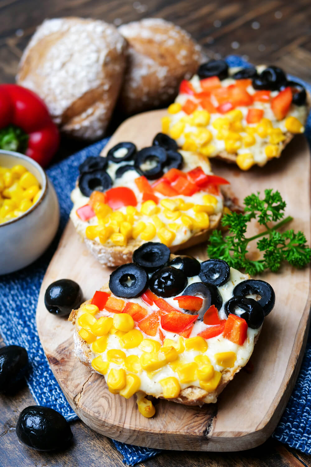 Pizzabrötchen für die Fußball-EM auf einem Holzbrettchen.