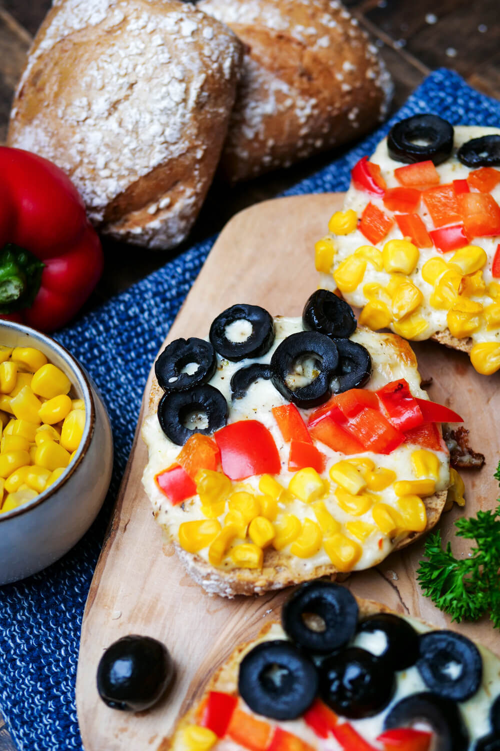 Pizzabrötchen für die Fußball-EM auf einem Holzbrett.