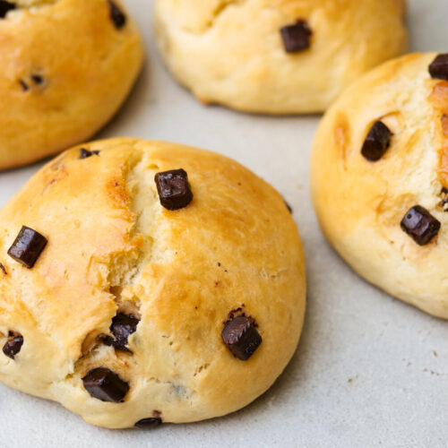 Schokobrötchen auf hellem Untergrund.