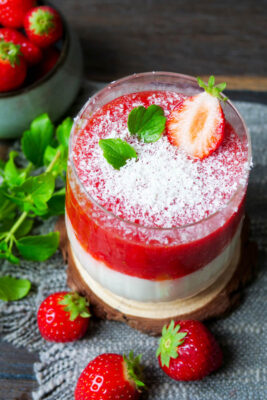 Spaghetti-Eis-Dessert mit Erdbeeren und Mascarpone im Glas