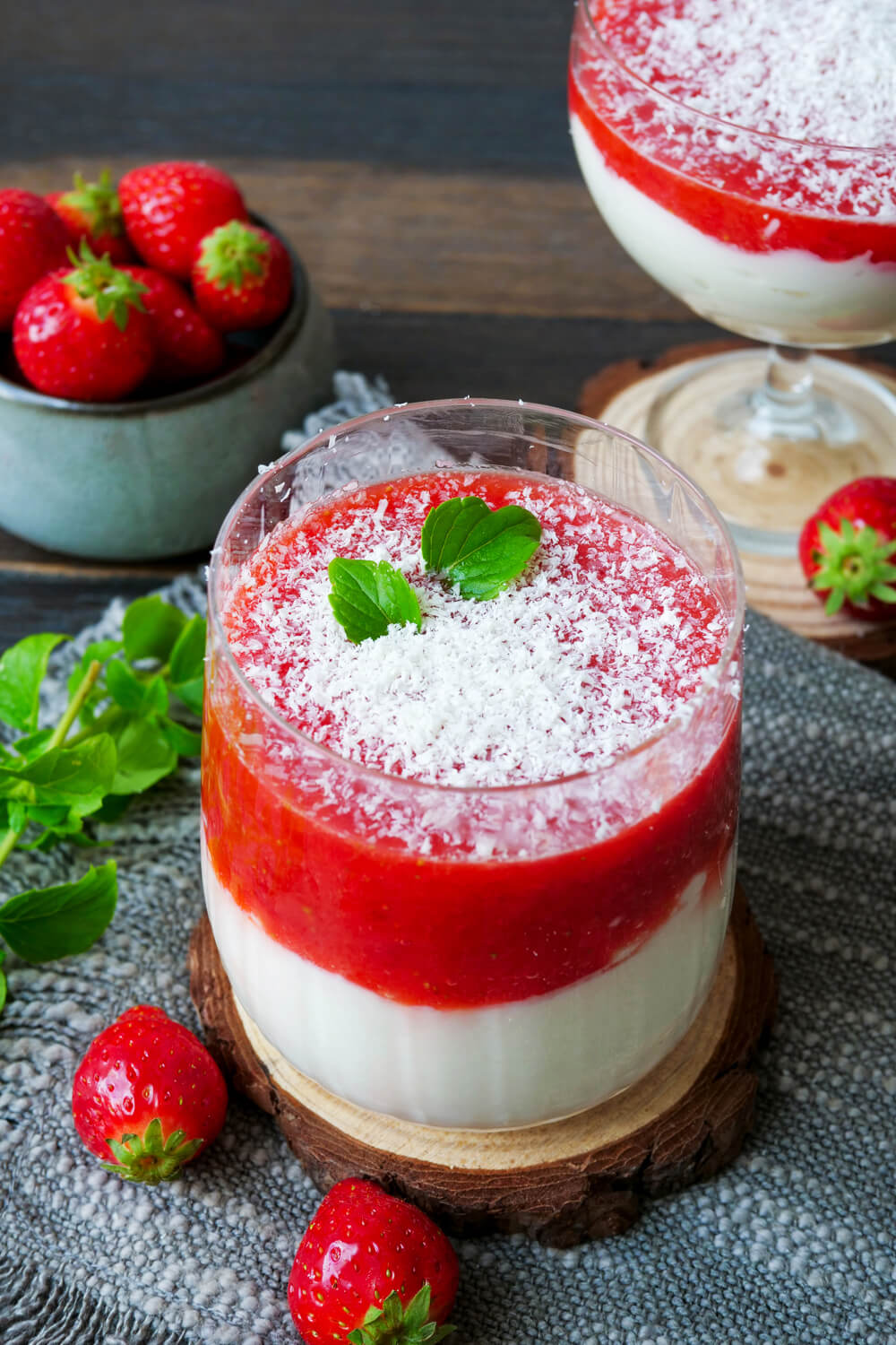 Spaghetti-Eis-Dessert mit Erdbeeren und Mascarpone im Glas