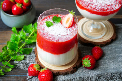 Spaghetti-Eis-Dessert mit Erdbeeren und Mascarpone im Glas