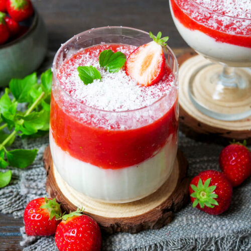 Spaghetti-Eis-Dessert mit Erdbeeren und Mascarpone im Glas